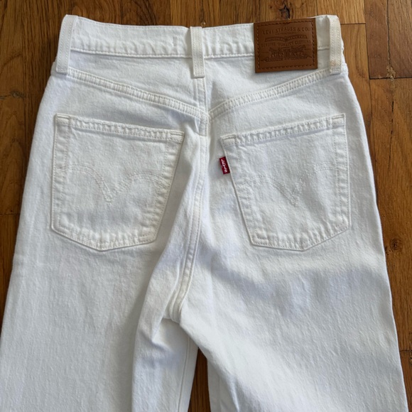 Levi’s White High-Waisted Jeans - Picture 6 of 6